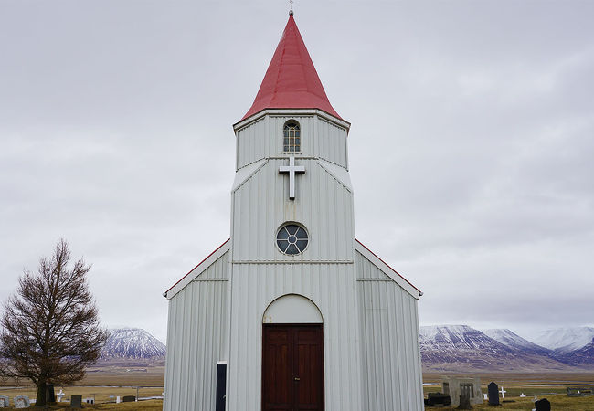 教会とアイスランド的な芝屋根の家