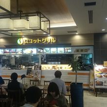 フードコートの洋食店