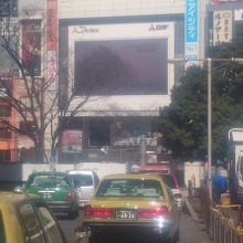 ジャンボスクリーンが目印