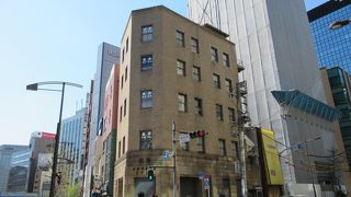 交差点角に建つ８４年の歴史ある立派なビルです