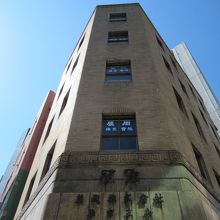 青空に伸び映えている５階建てビル