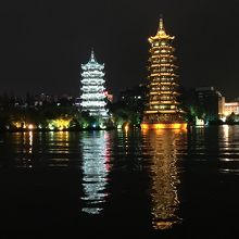 水面に浮かぶ双塔