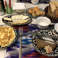 朝食。卵にチーズに、いろいろパン。おなかいっぱい。