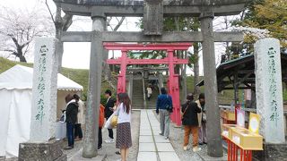 編み笠とほっかむりをした親子狐が珍しい