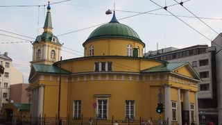 新市街にある黄卵色のずんぐりとした教会