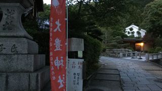 新緑に包まれる神社の時間
