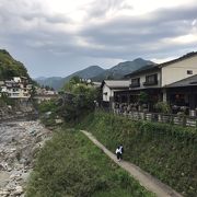 街に沿って流れる綺麗な川