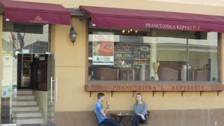 「聖霊教会」の前の通り