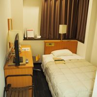 部屋は狭め