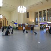 明るい鉄道駅