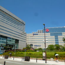 周りをショッピングビルに囲まれた広場。