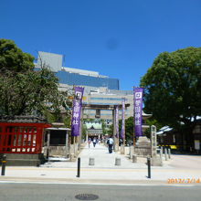 後ろに建つビルは福岡三越デパート。