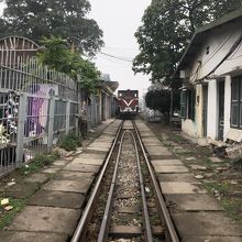 橋側から駅を。左側がホームと駅舎。