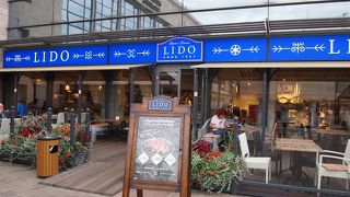 リガの市民はテラス席が大好きですね。