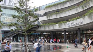 とても広い！テラスから見上げたスカイツリーが迫力がありました