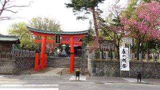 街に溶け込んだ神社