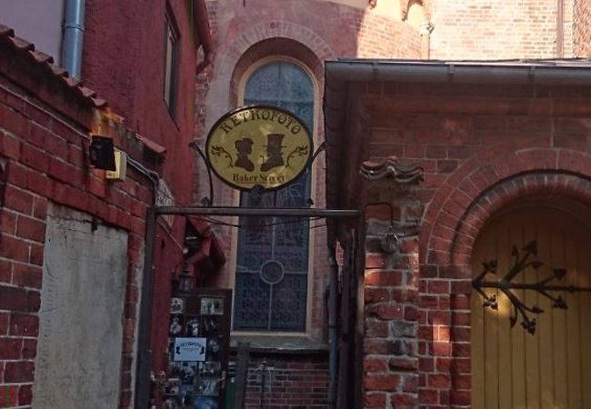 大聖堂の敷地の中で営業しているとてもレトロな写真屋さん