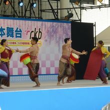 特設舞台で踊るアジアの人たち。