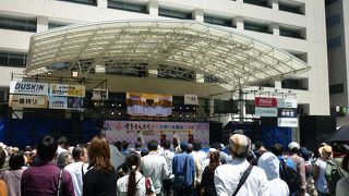 イベント満載の広場。