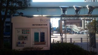 海岸に面した方にはデッキが広がってお台場・東京湾の素晴らしい景色を堪能できる