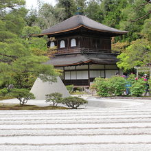 銀紗灘越しに望む観音堂