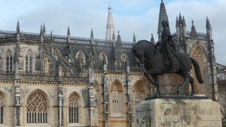 重厚感で圧倒する修道院