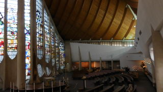 モダンな外観の教会です。