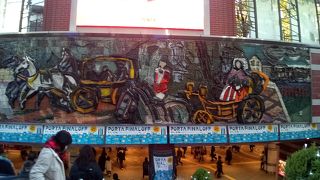 一番の注目は、横浜ポルタの入口の所の壁面にある芸術作品