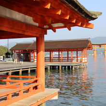 回廊越しに大鳥居