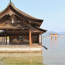 海に浮かぶ能舞台。背後に大鳥居