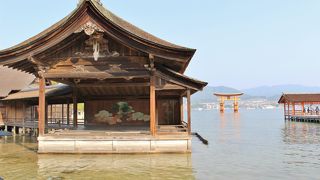 能舞台まで海上に