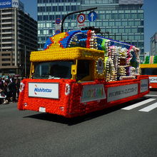 にぎやかに飾られた花バス。