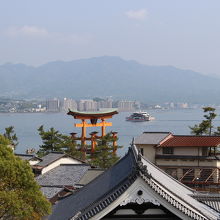 多宝塔付近より、大鳥居と行き交うフェリー