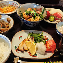 朝ご飯ももりもり。やちむんがかわいいんです。