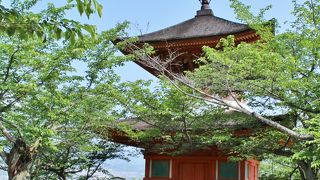 背後の山ふところにひっそりと