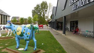 無料シャトルバス停留所すぐ前、お土産が揃っている