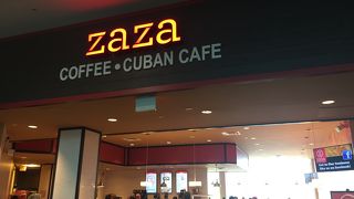 手荷物チェックは以外と時間がかかります、食事のお店はたくさんあります