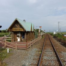 隣接の踏切より