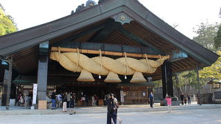 日本一の大しめ縄は　出雲大社神楽殿に　