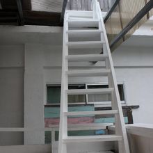 屋上へと続く階段。