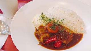 国立新美術館にある学食みたいな気軽なカフェテリア