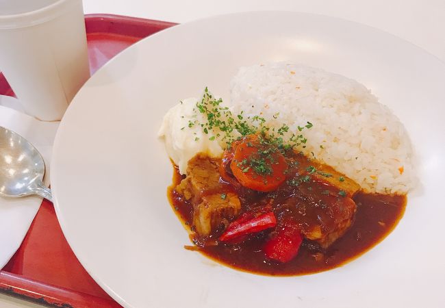 国立新美術館にある学食みたいな気軽なカフェテリア