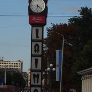 旧市街の中心道路にあるクラシックな時計台