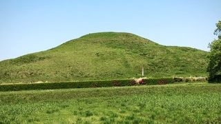遠くからも見える古墳