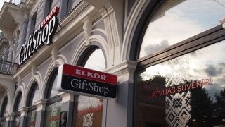 旧市街の境にある品揃えの良いラトビアの特産品の揃うスーベニアショップ