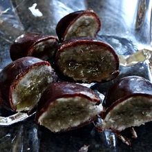 クセになる美味しさ!　貴腐ワイン漬けレーズンチョコの断面!