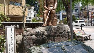 野球のユニホーム姿で