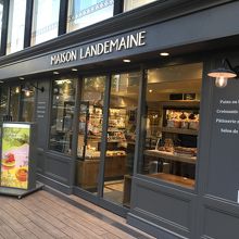 外にはテラス席も。