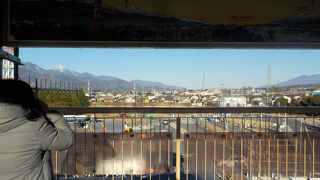 このサービスエリアには、景色のいい展望台があります。