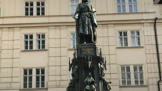 カレル橋の由来となった人物